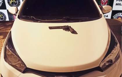 Homem é preso com carro roubado após ser flagrado com arma de airsoft