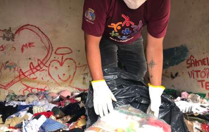 Situação de casa com materiais acumulados em Araçatuba surpreende equipes da Vigilância Sanitária