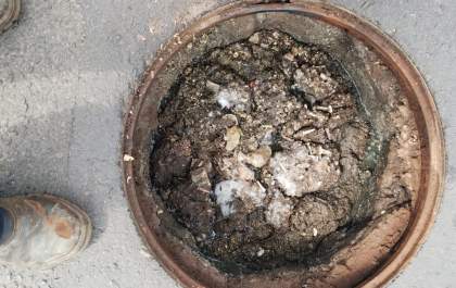 Campanha alerta para riscos do descarte irregular de objetos sólidos na rede de esgoto