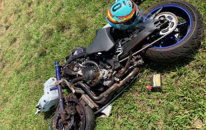 Homem fica ferido ao bater moto na traseira de carro na Rondon