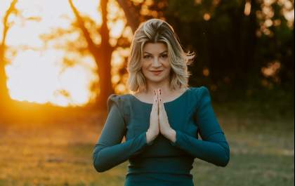 Especialista explica como o yoga transforma a vida de novos praticantes