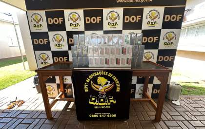 DOF apreende 38 aparelhos de celular escondidos em veículo