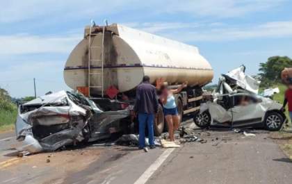 Trânsito é interditado na BR-153 após carros serem prensados por caminhões