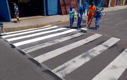 Araçatuba realiza pintura de solo com novo equipamento