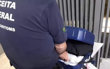 PF prende passageiros transportando metanfetamina líquida e THC