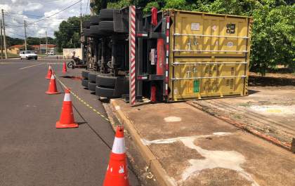 Carreta de caminhão tomba após asfalto ceder em rua de Araçatuba