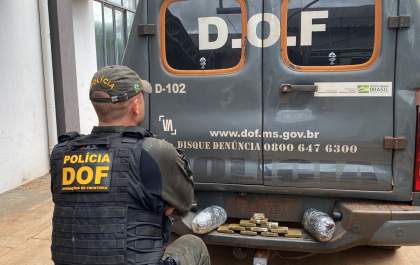 Condutor de carreta é preso pelo DOF com drogas e pneus ilegais