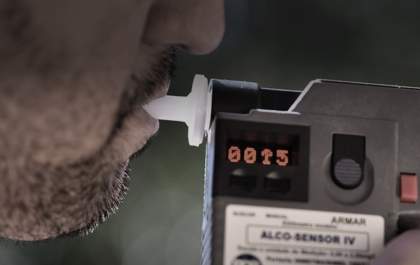 Homem sem habilitação é preso após bater carro no muro do prédio da antiga base da PM em Rubiácea