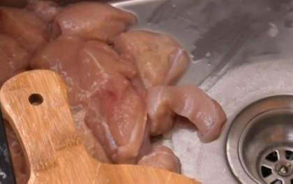 BBB24: Entenda perigos de lavar a carne de frango como fez o brother Davi novamente no reality