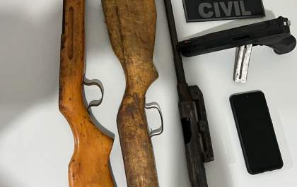 Polícia Civil apreende celular, simulacro, espingarda e indicia investigado por crime sexual e ameaça contra criança, em Vicentina
