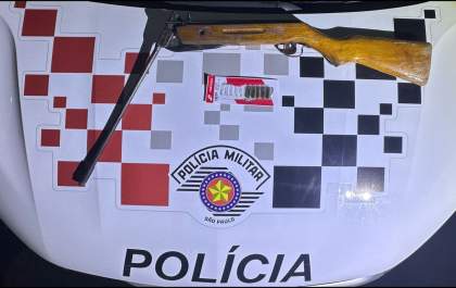 Homem é preso com espingarda após ameaçar a companheira em Penápolis