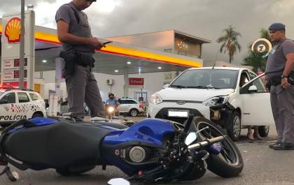 Mulher fica ferida ao ter moto atingida por carro na avenida Brasília