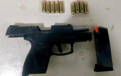 Após batida em posto de combustível, empresário é preso por porte ilegal de arma e embriaguez ao volante