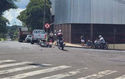 Jovem fica ferido após ter moto atingida por carro em cruzamento