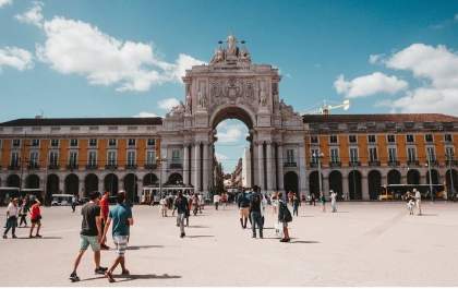 Brasileiros em Portugal: Entre a fuga da violência e a busca por saúde