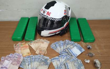 PM apreende 4 tijolos de maconha e prende motociclista