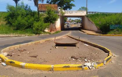 Prefeitura ignora notificação do DER e rotatória do Santa Cecília segue abandonada