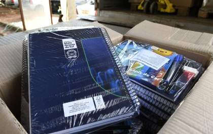 Entrega de kits escolares continua acontecendo para alunos da rede estudual