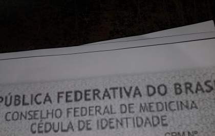 Mulher é presa ao se passar por médica em unidade de saúde de Coroados