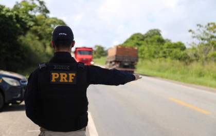 PRF apreende veículo de carga transportando 18t de milho sem nota fiscal