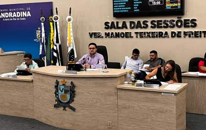 Câmara aprova projetos e faz homenagens na quinta sessão