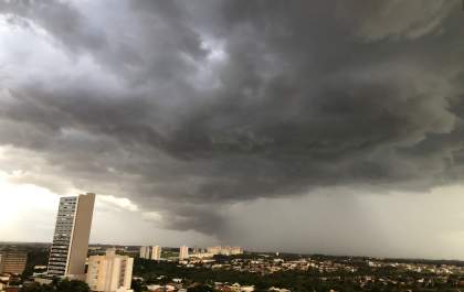 Tempo muda, mas calor continua