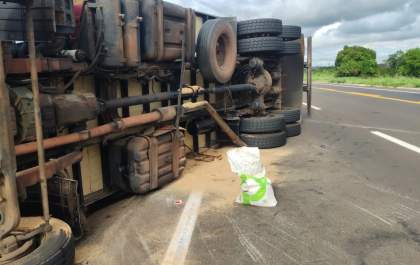 Motorista perde controle e tomba caminhão na BR-262