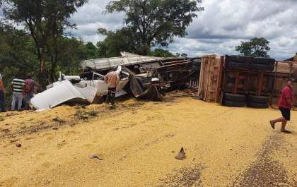 Carga fica espalhada após colisão entre carretas na BR-267