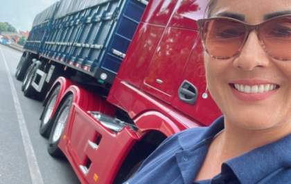 Lugar de mulher é...no Actros 2653 6x4 com 530 cavalos de potência