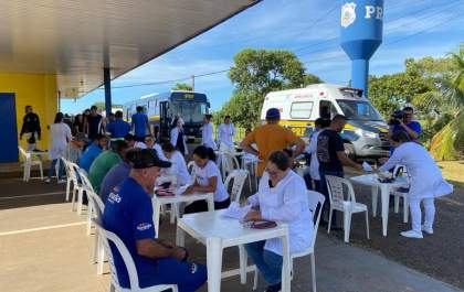Comando de saúde aborda motoristas na BR-163