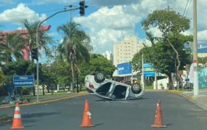 Trânsito é interditado próximo de rotatória após tombamento de carro