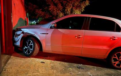 Homem furta carro de transportadora