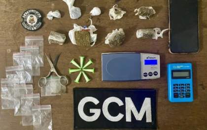 Jovem é preso acusado de vender drogas em praça na frente de escola em Birigui