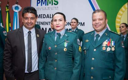 Policial Elaine Cristina é condecorada com a Medalha 