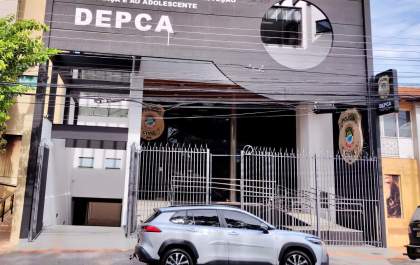 Homem é preso depois de chutar e quebrar fêmur do próprio filho