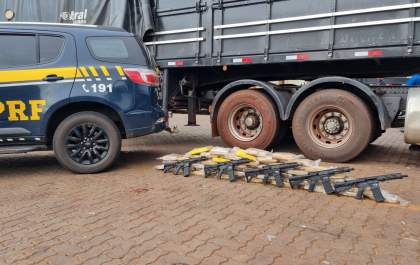 PRF apreende cinco fuzis e 46 kg de cocaína na BR-262