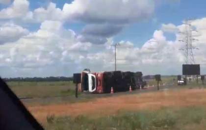 Carreta tomba em rodovia da região