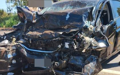 Colisão frontal entre carro e caminhonete na BR-262 causa morte de uma mulher