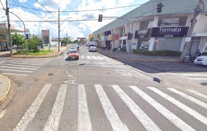 Homem é preso após invadir avenida na contramão e bater carro de frente com motoneta