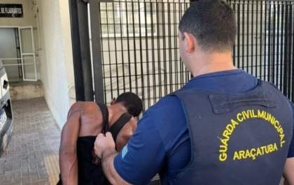 Homem procurado pela Justiça é preso tentando furtar ferros em estacionamento de mercado