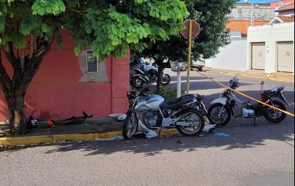 Jovem morre e mulher fica gravemente ferida em colisão de moto com Biz em Araçatuba