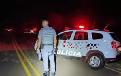 Casal morre após ter moto atingida por carro