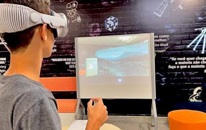 Escola Thathi testa óculos de realidade virtual em busca de aprimorar ensino