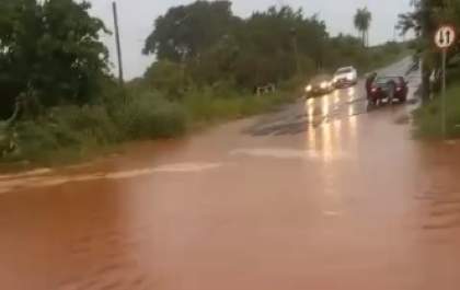 Chuva deixa moradores de bairro de Birigui ilhados