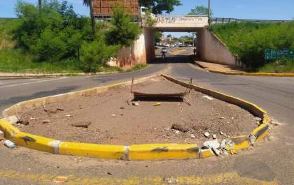 Problemas persistem na rotatória do Santa Cecília após mais de quatro meses de interdição