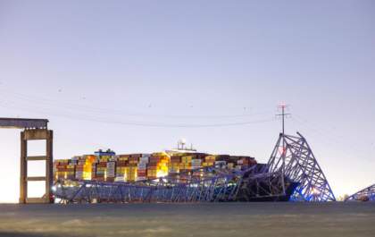 Ponte desaba após colisão com navio