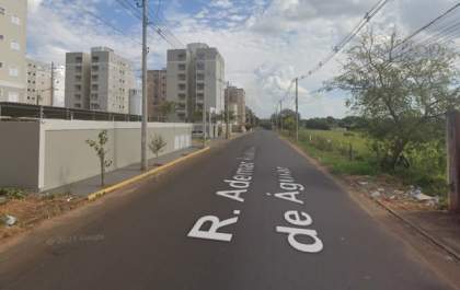 Adolescente fica ferida após cair de bicicleta e bater em carreta de caminhão
