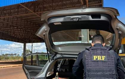 PRF apreende 93Kg de maconha em porta-malas de carro