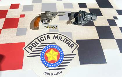 Polícia militar prende homem por porte de arma de fogo
