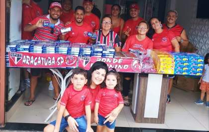 Torcida Dragões da Real de Araçatuba distribui chocolates